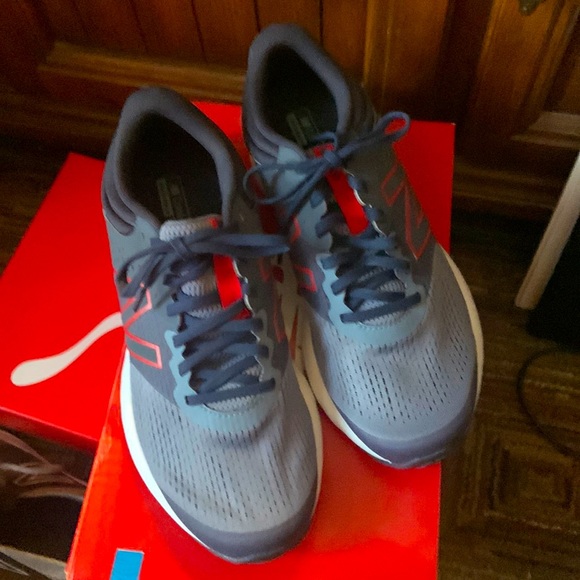 Running shoes - Picture 1 of 2